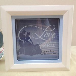 Disney’s Princess Hallmark Musical Wood Treasure Jewelry Box MAGICAL